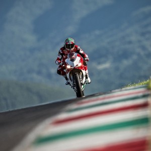 开云娱乐-米兰双雄状态火热，向意甲冠军发起冲击